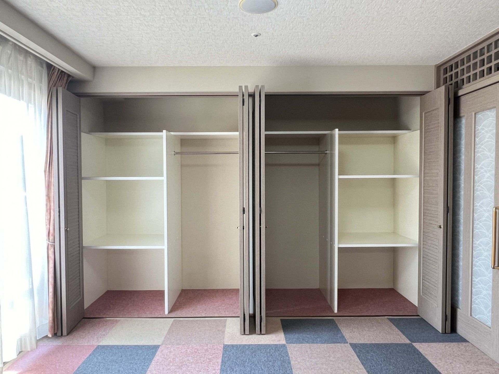 明るい個室の収納