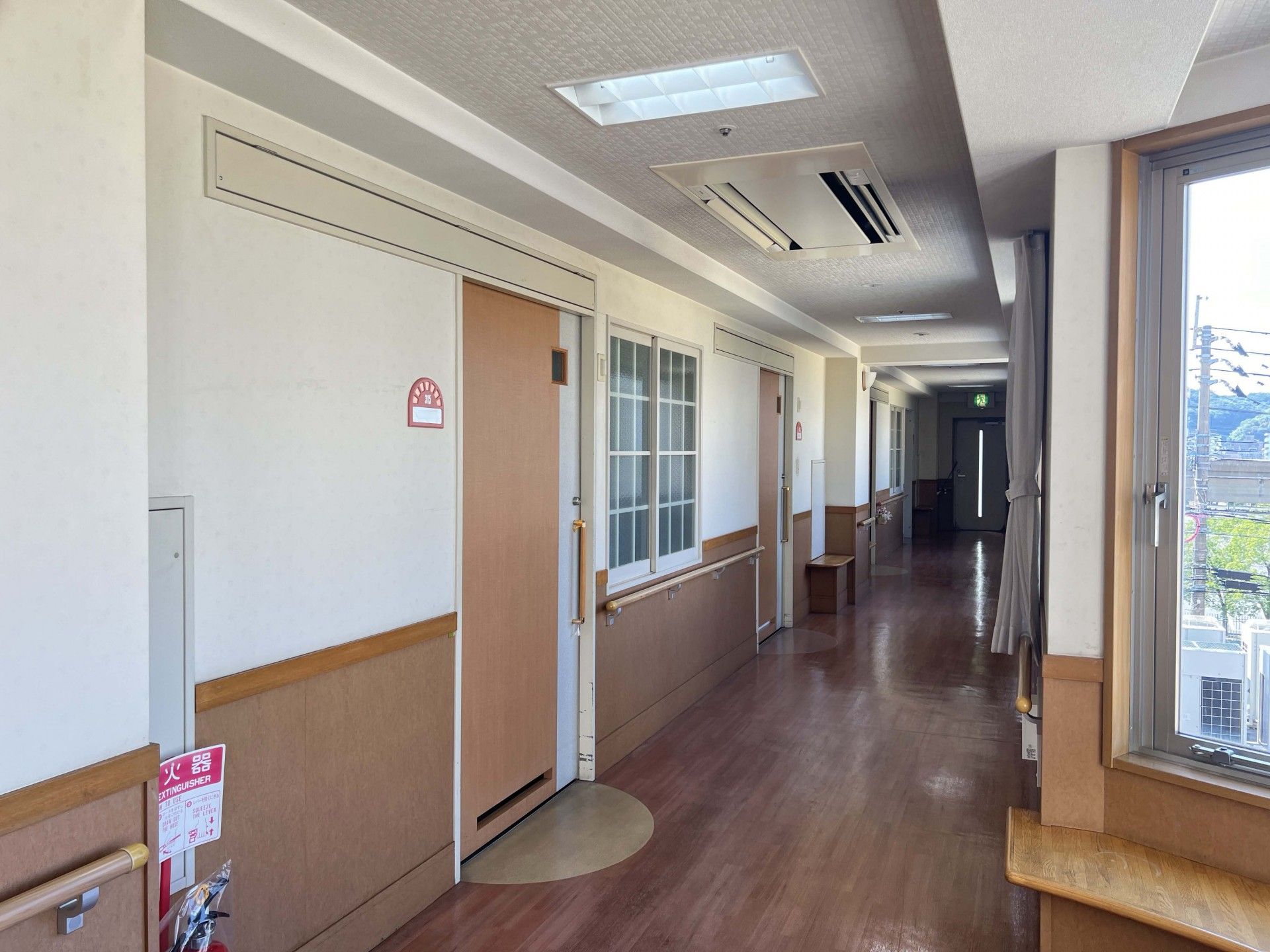 明るく広々とした廊下