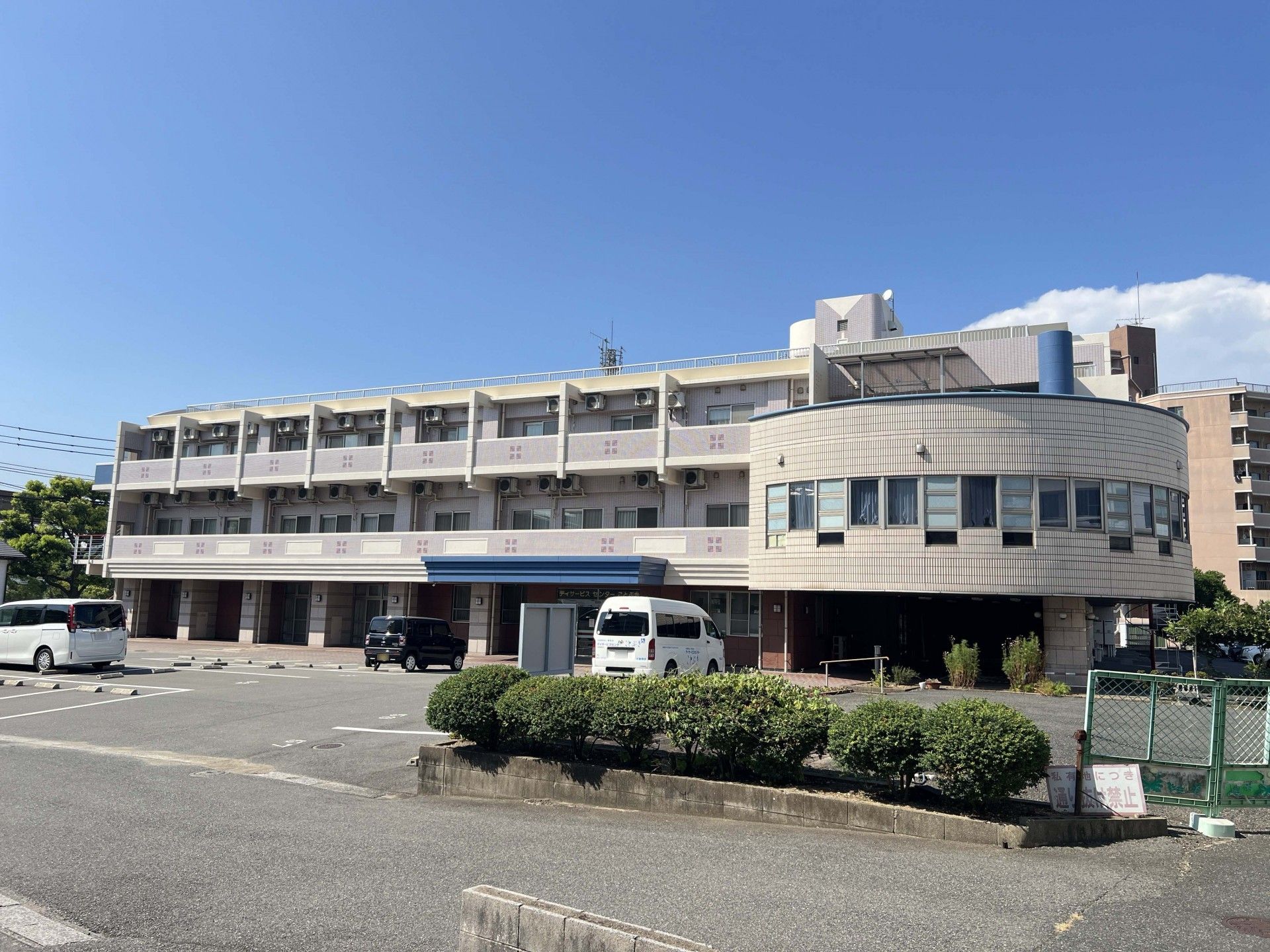 ゆったりとした建物の外観