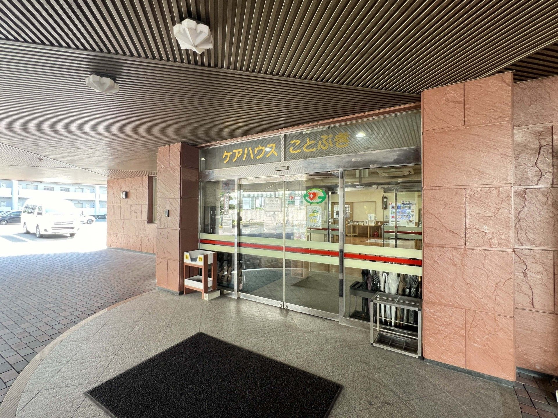 入口の明るいエントランス