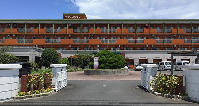 オレンジを基調とした外観をしている施設