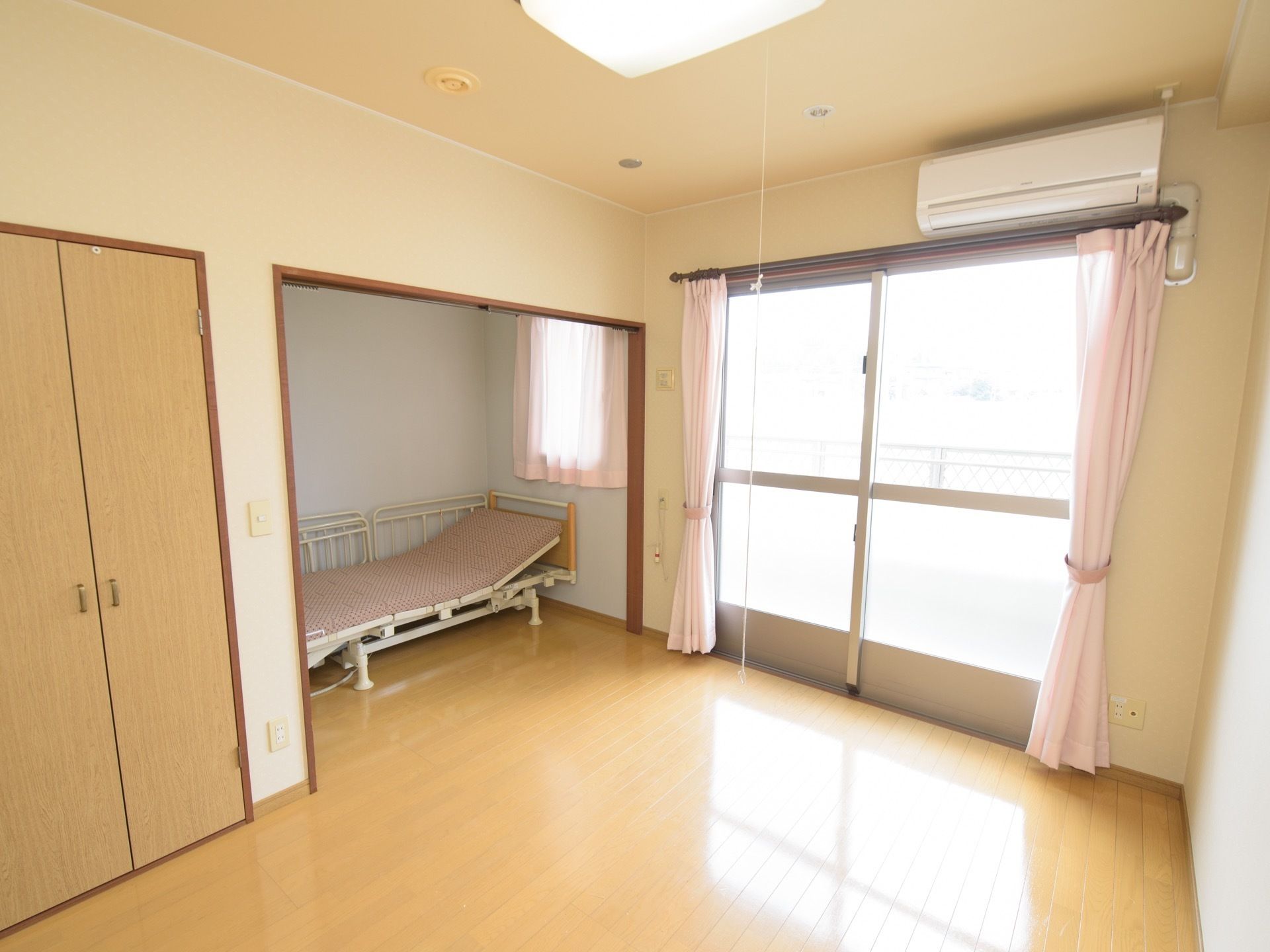 寝室と居間が区切られた居室である。それぞれに窓が付いており、日光がよく差込む。エアコンが完備されている。