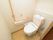 トイレは個室で洋式タイプである。安心して利用できるよう手すりが取り付けられ、温水洗浄便座が完備されている。