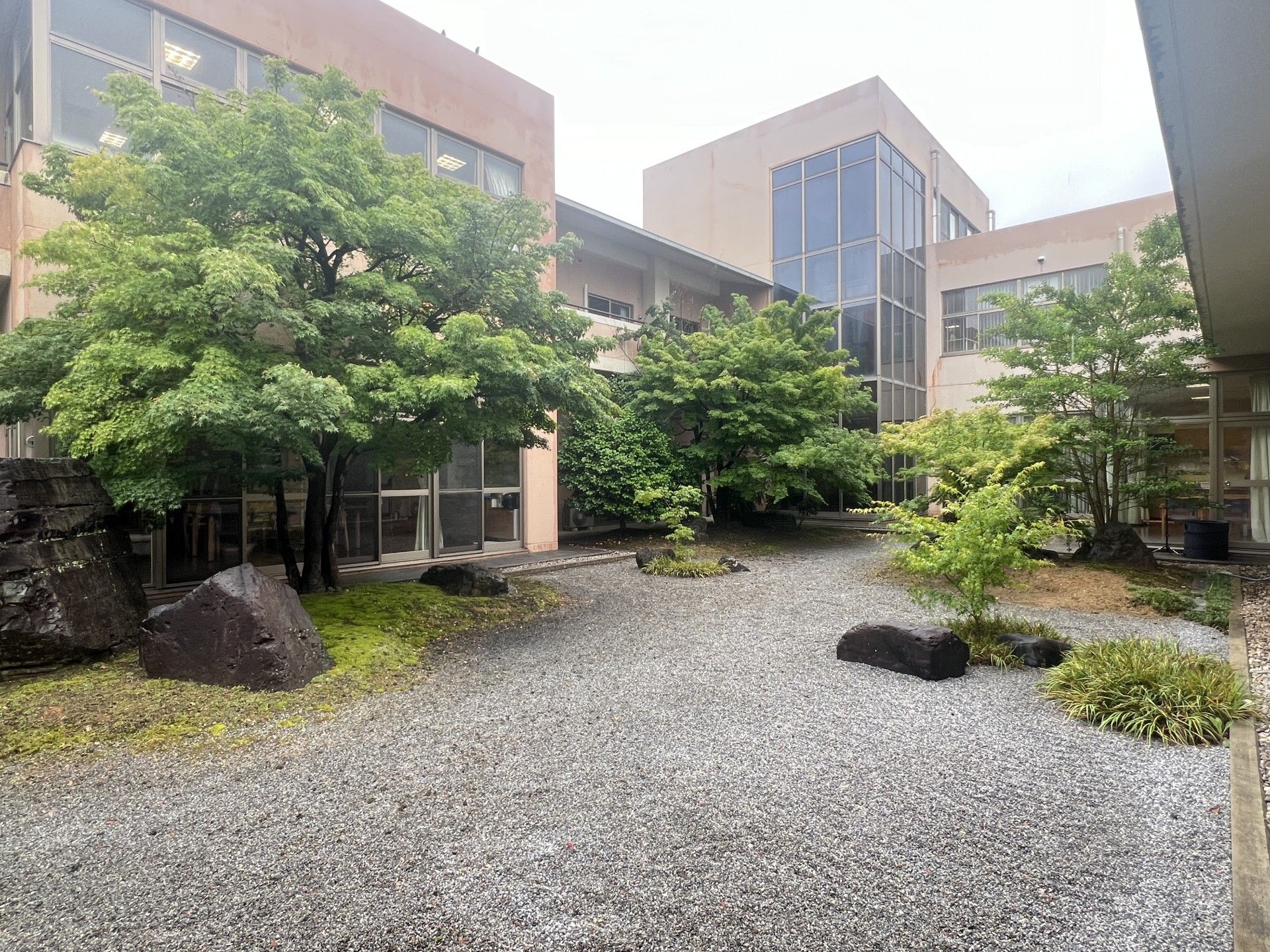緑豊かな庭園風景
