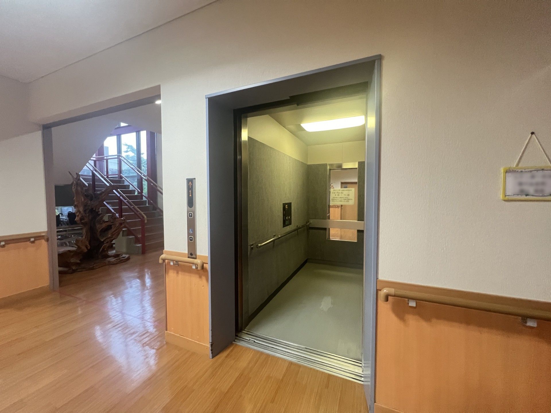 エレベーターと階段のある廊下