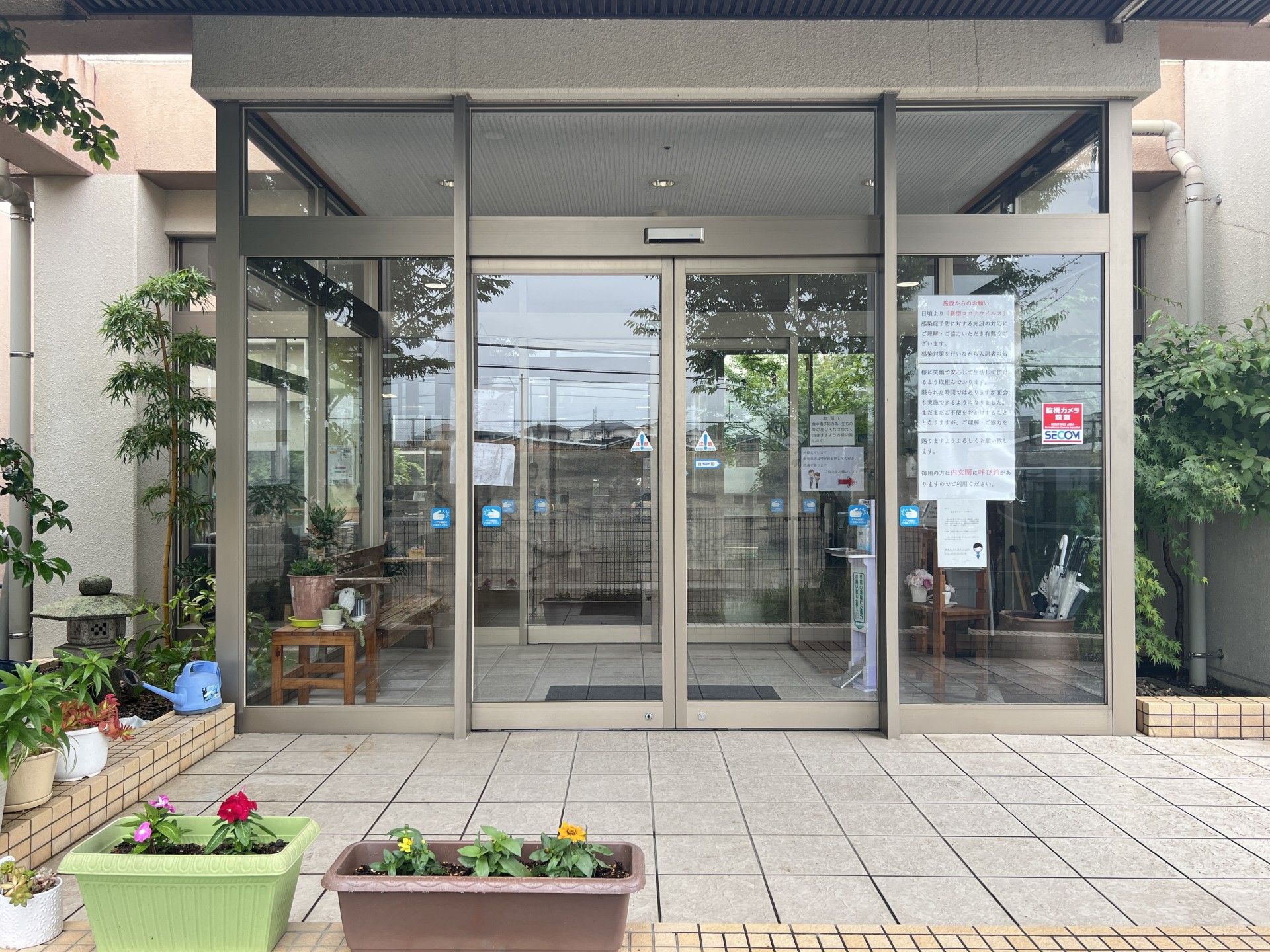 明るいエントランスの風景