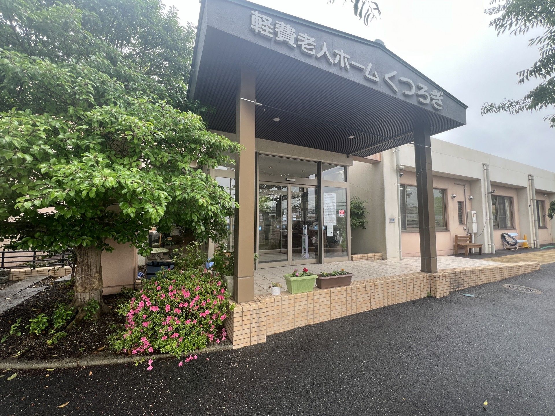 庭で交流する男性と女性