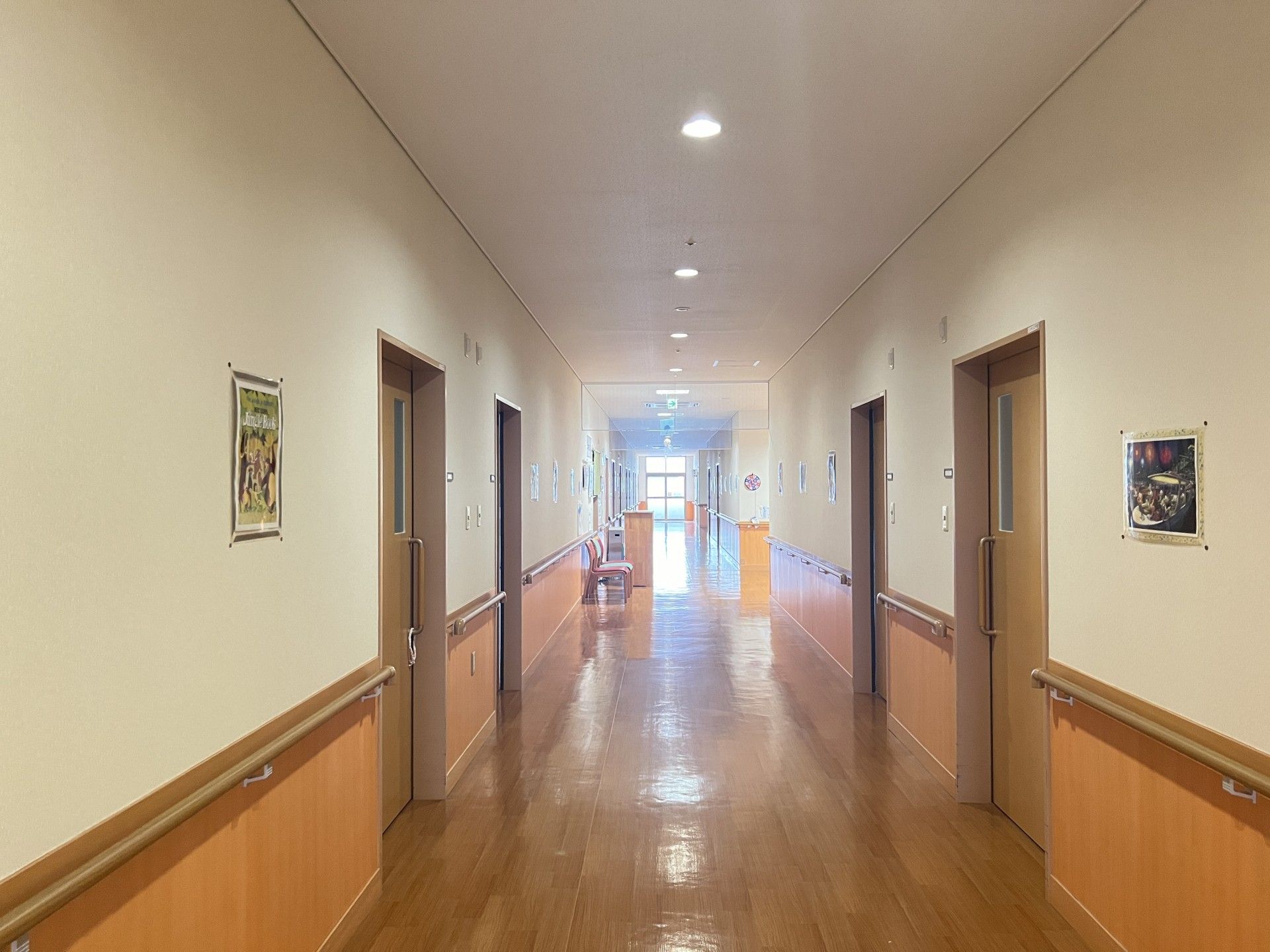 廊下の明るい施設風景