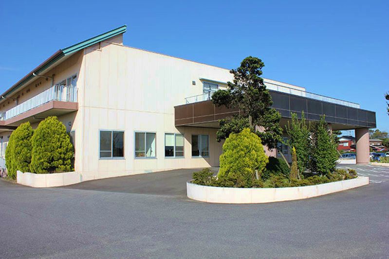 明るい外観の建物