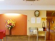 花が飾られたエントランス