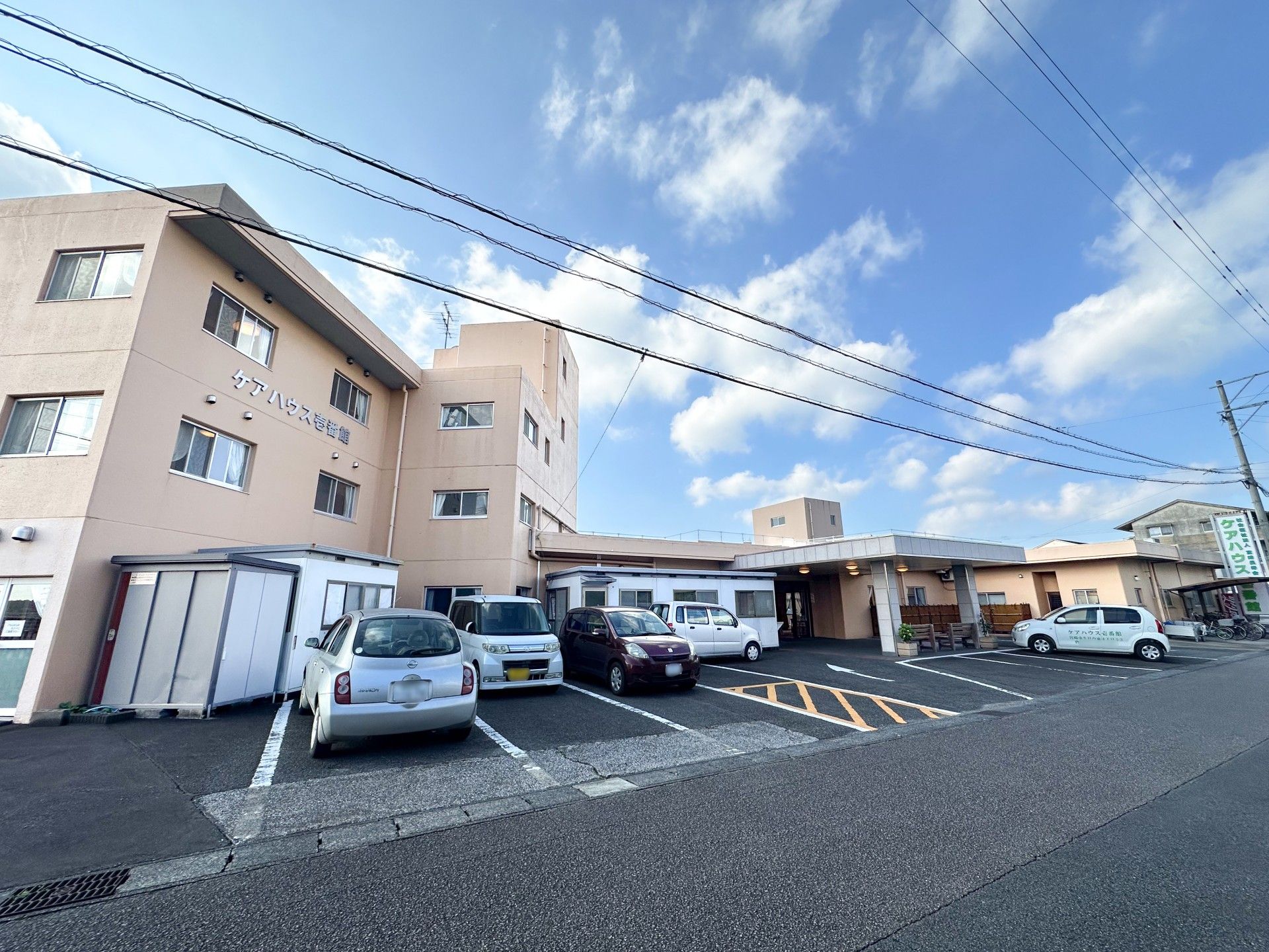 広々とした駐車場の建物