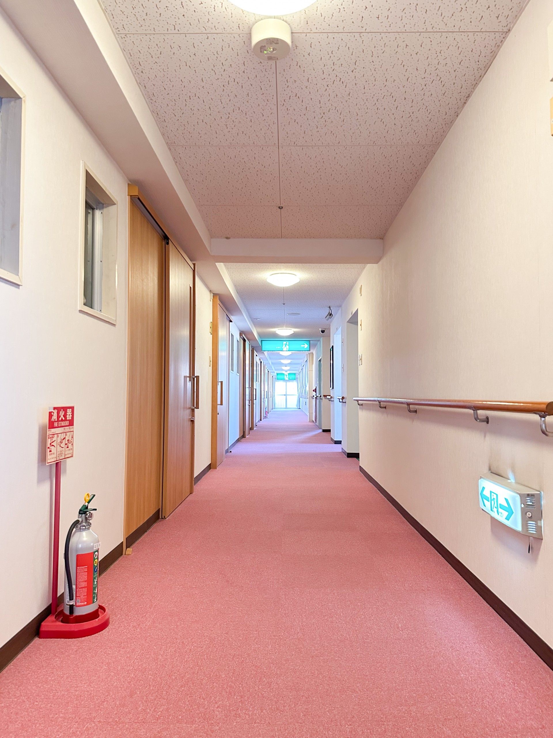 明るく清潔な廊下