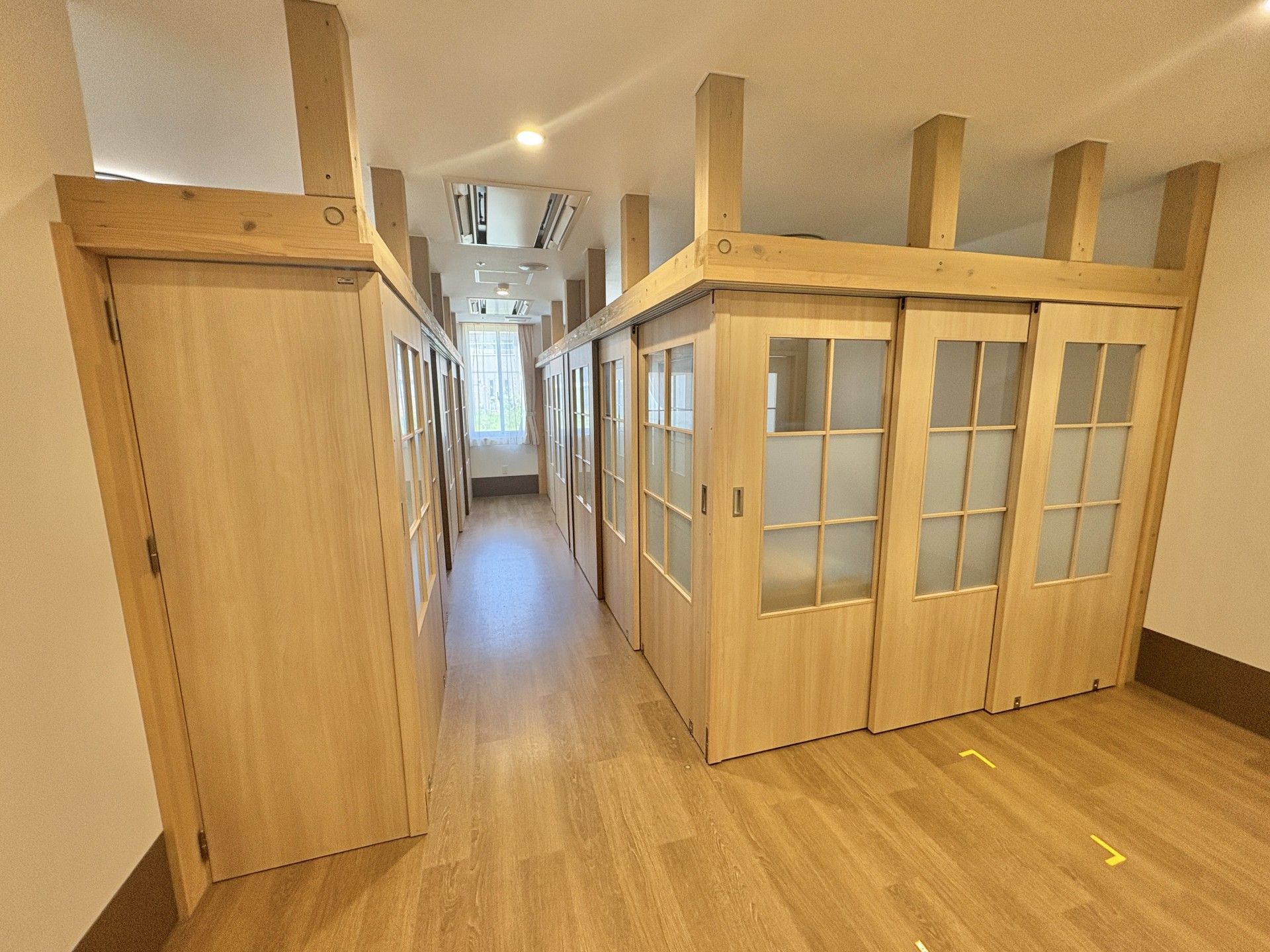 木製の仕切りがある廊下