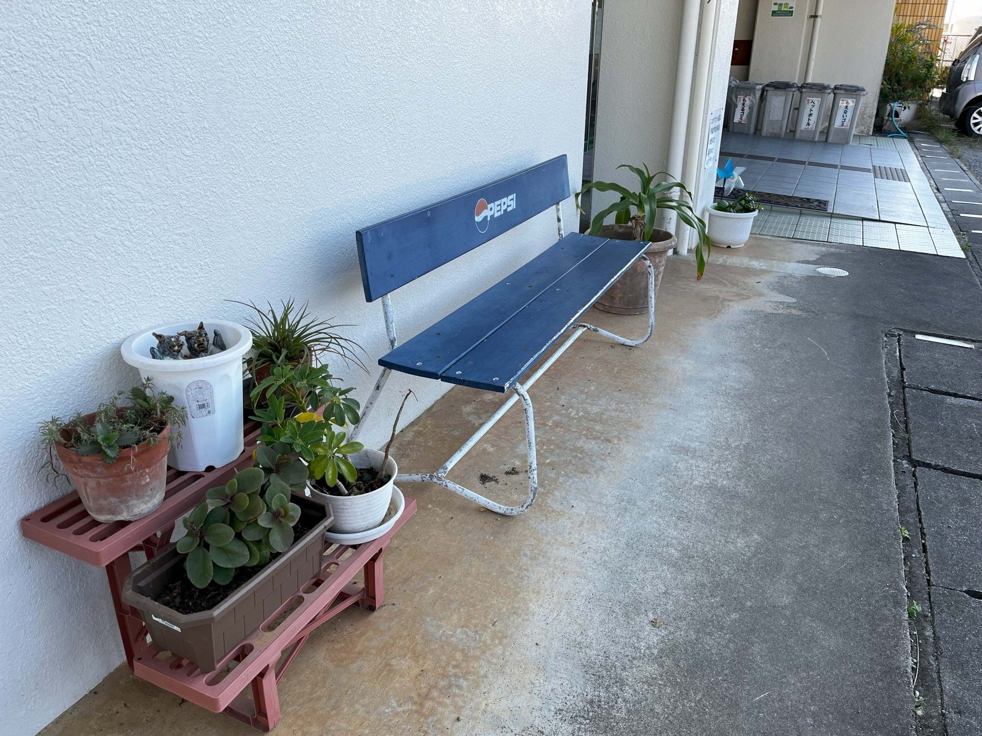 ベンチと植物のある通路