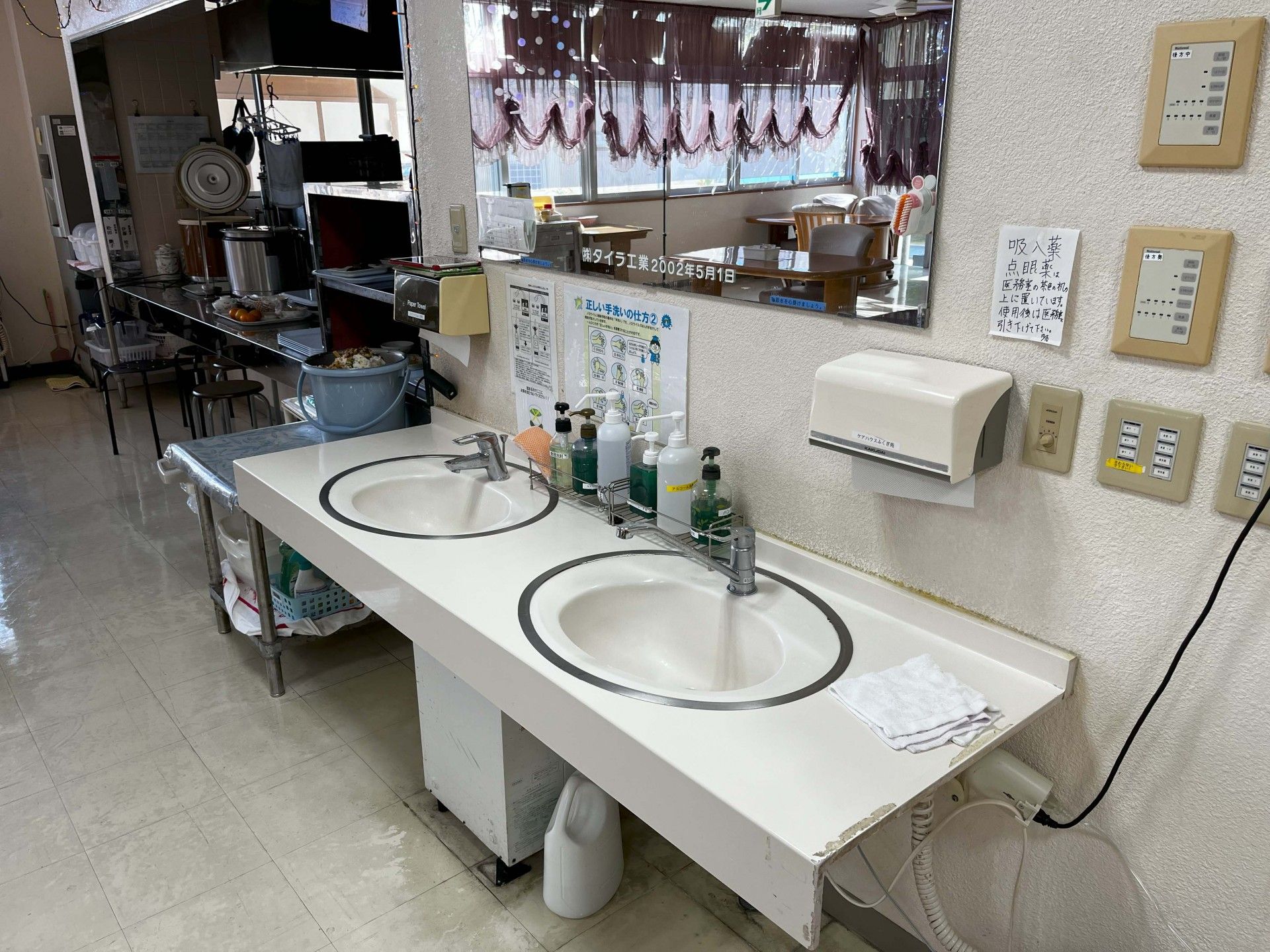 清潔な洗面台と食堂