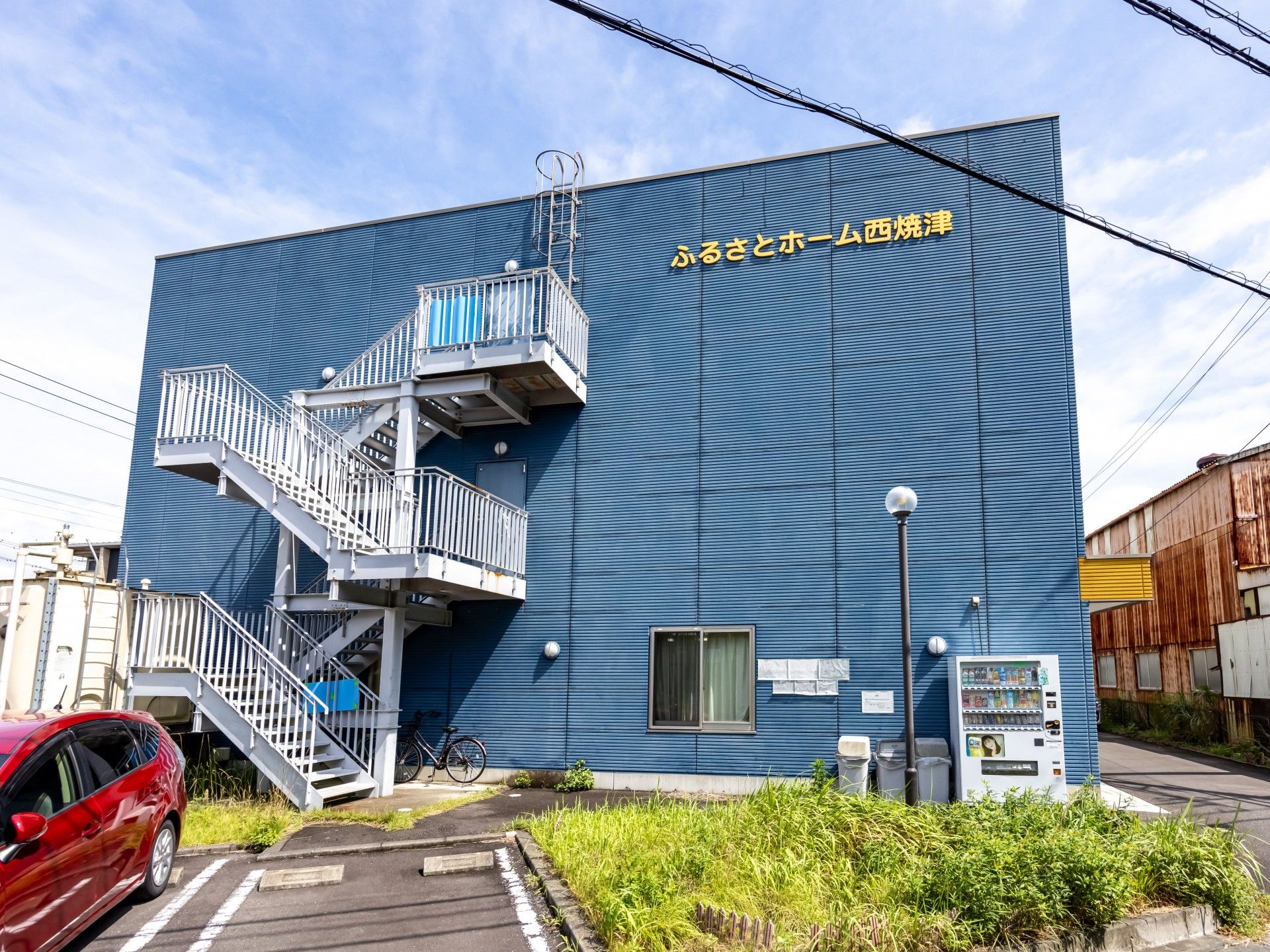 青い壁の建物外観
