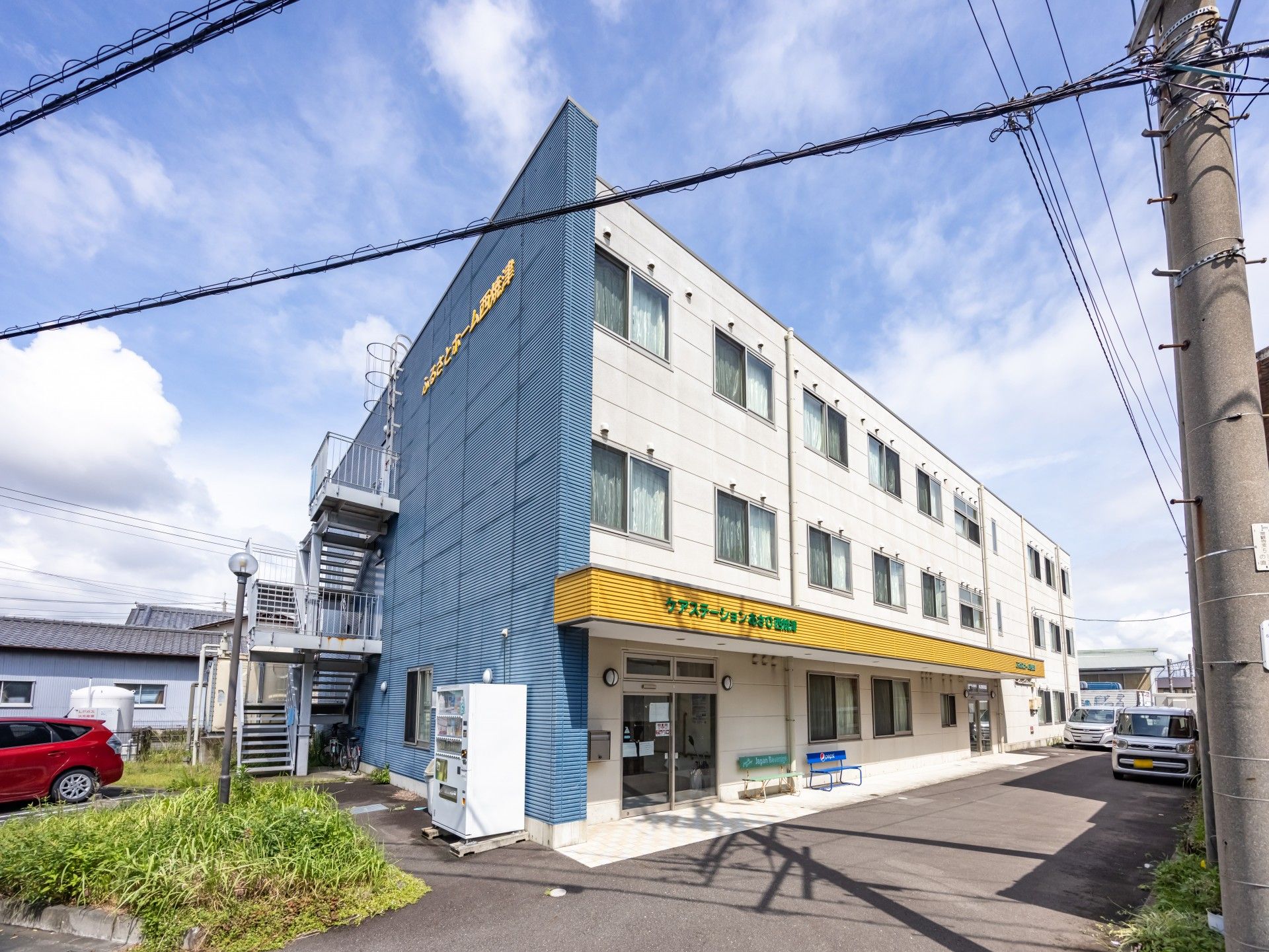 生花をする高齢男性と女性スタッフ