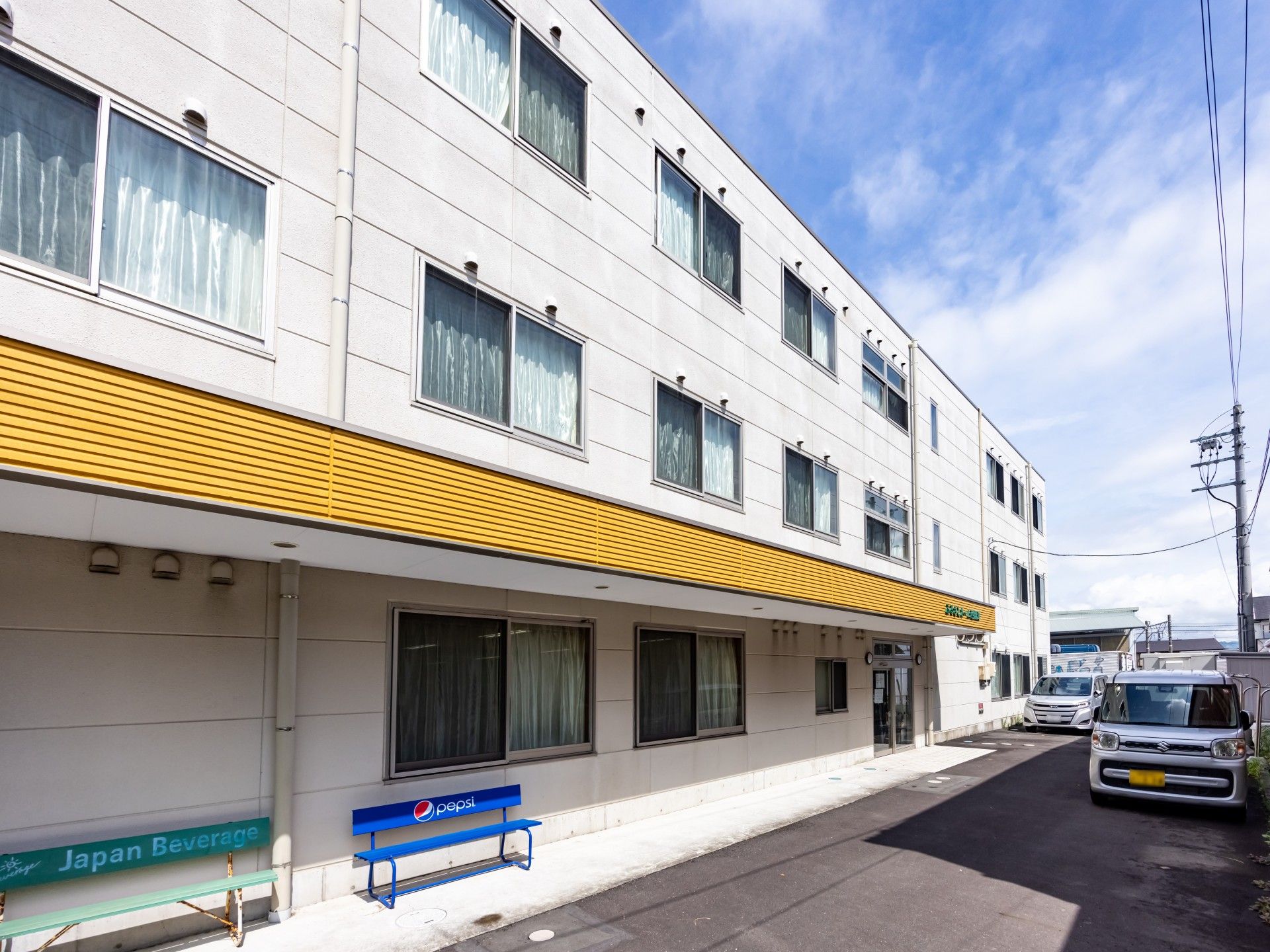 明るい外観の建物正面