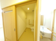介護施設の明るい廊下と部屋