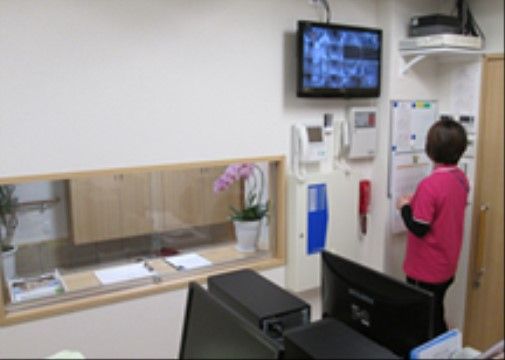 サービス付き高齢者向け住宅 福寿のセキュリティー。人とオートメーションシステムの両方をとっておりますので、毎日を安心してお過ごしいただけます。