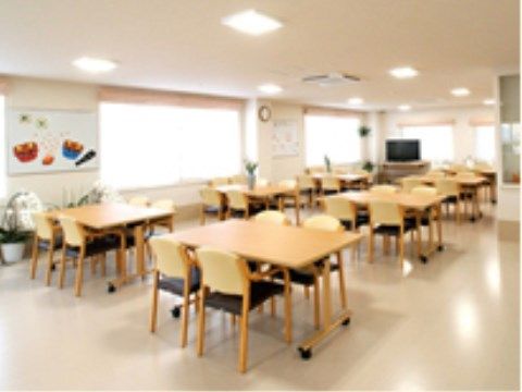 サービス付き高齢者向け住宅 福寿の食堂。毎日多くの入居者様が大いに賑わってのお食事となっております。