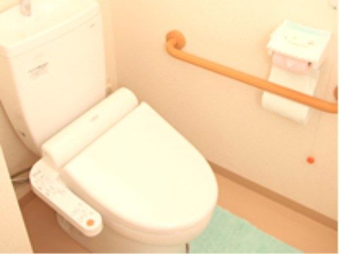 サービス付き高齢者向け住宅 福寿のトイレ。お一人でのご使用ができます。また緊急時のコールボタンもございますので、安心してご使用いただけます。