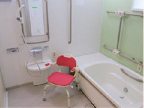 サービス付き高齢者向け住宅 福寿の個浴室。プライバシーを守りながらの入浴ができます。手すりも配しており、より楽にご入浴いただけます。