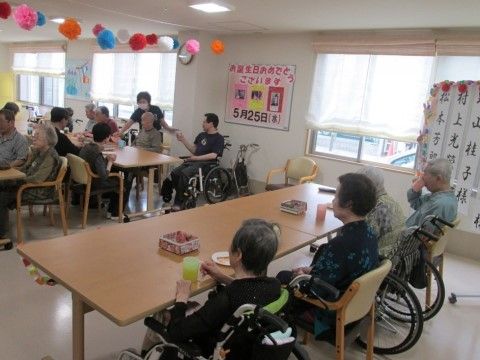 サービス付き高齢者向け住宅 福寿のお誕生日会。毎月お祝いをしております。皆様、お互いに祝い合って仲良くなっていただいております。