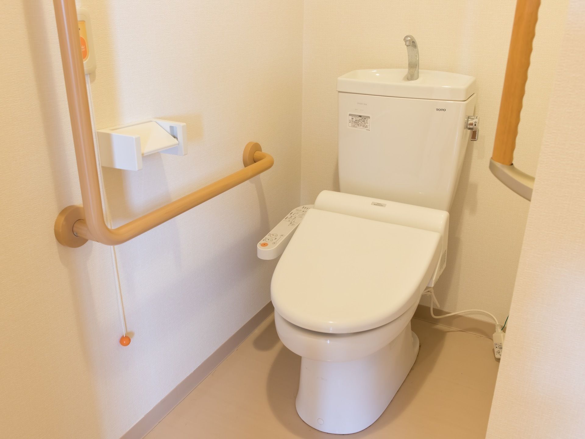 すべてのトイレに温水洗浄便座がつけられている。壁の両側に手すりが設置されており、安全に配慮している。