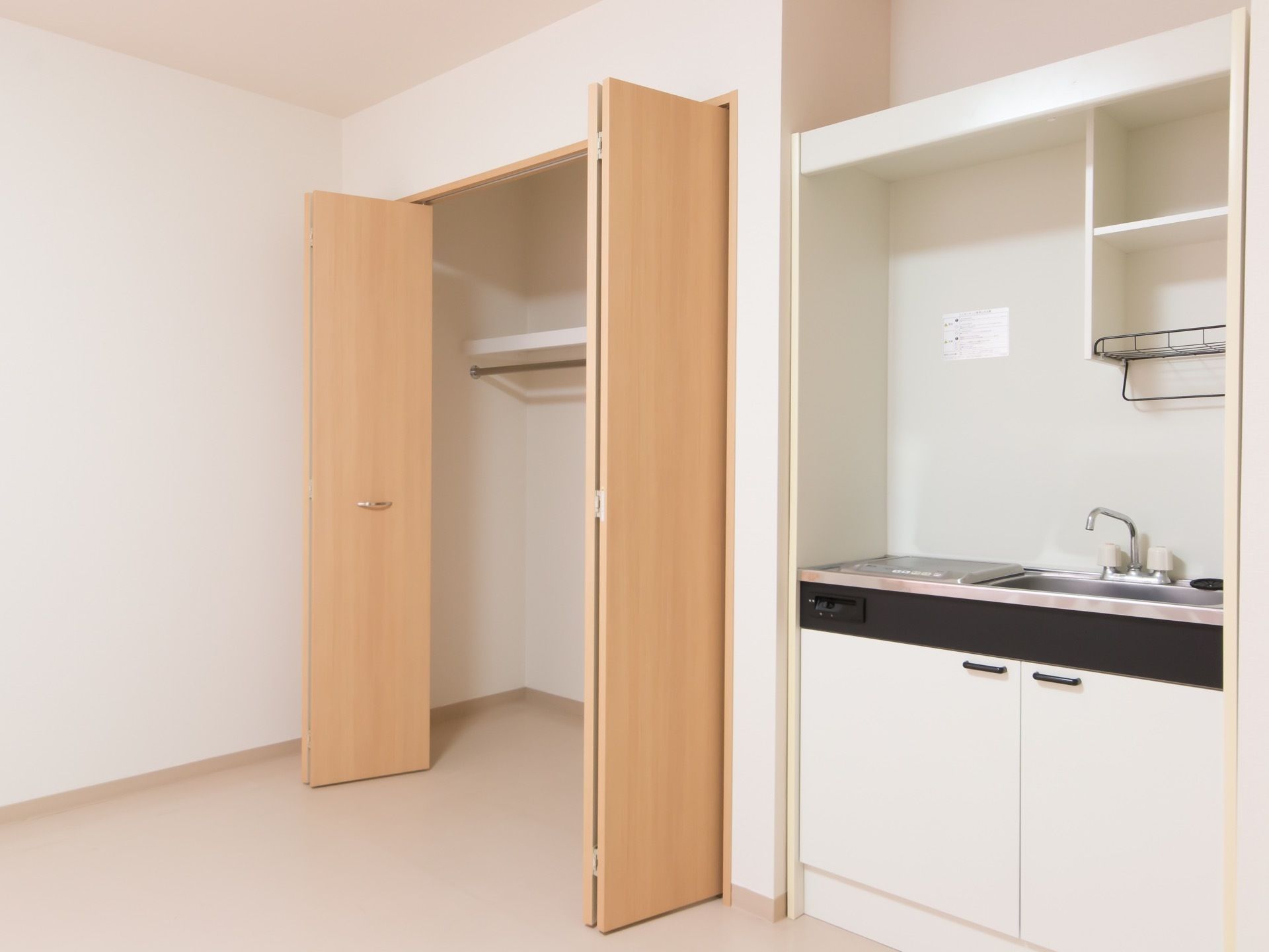 室内にはシンクとコンロ1台の簡単なキッチンがある。部屋の壁には埋め込み式のクローゼットが用意されている。