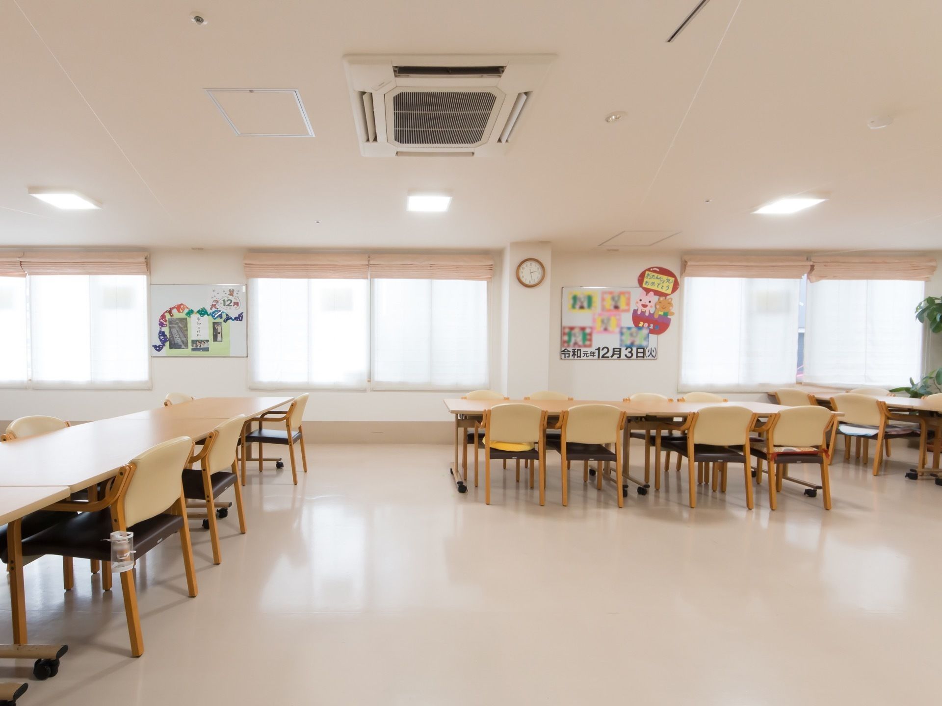 食堂は大きな窓から光が差し込んで明るく、広々とした作りになっている。備え付けの厨房がある。壁には日付などをわかりやすく掲示してある。