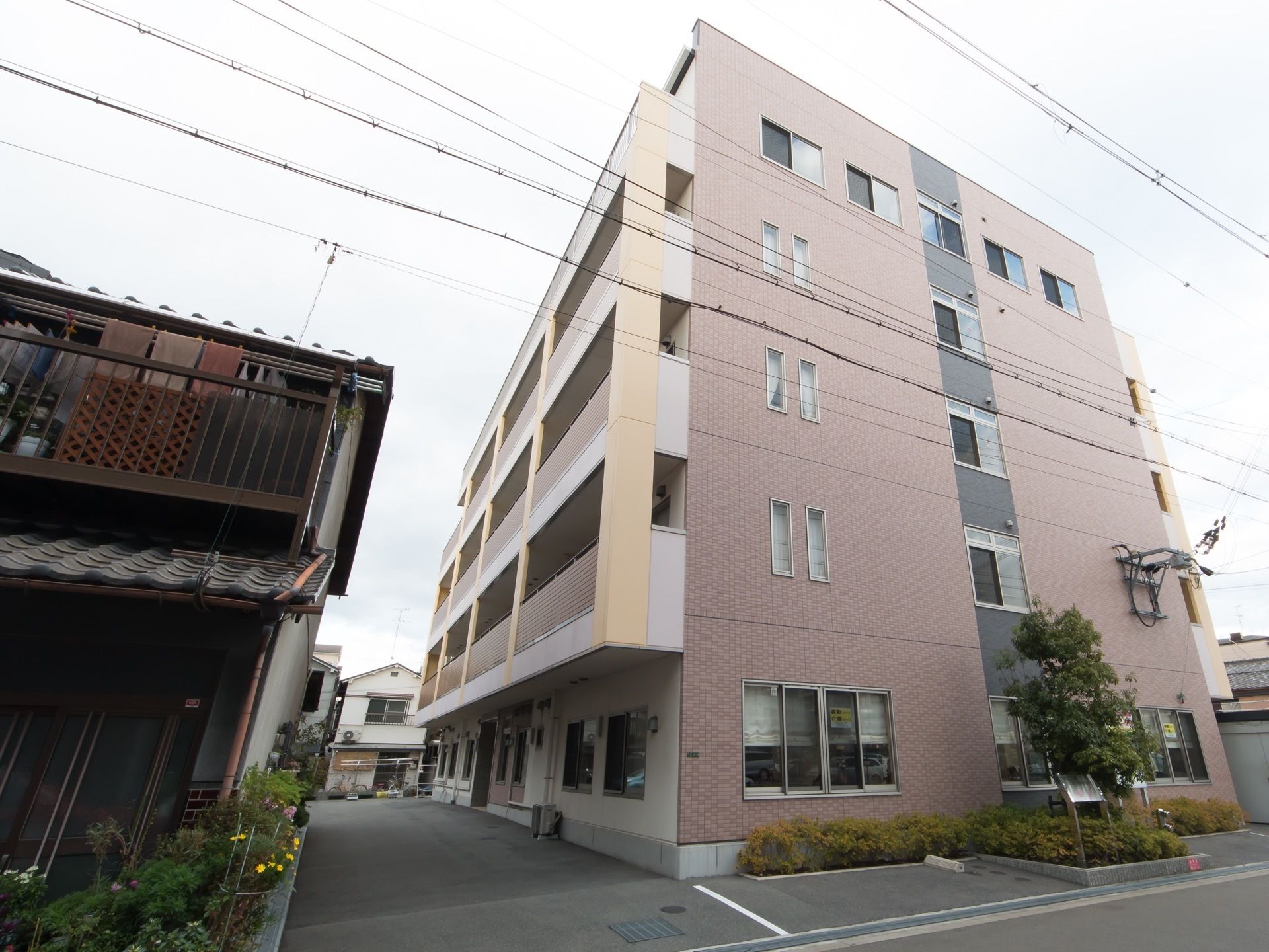 5階建ての建物内には全51室が用意されている。建物は平成24年に完成し、新しく綺麗である。充分な駐車スペースが完備されている。