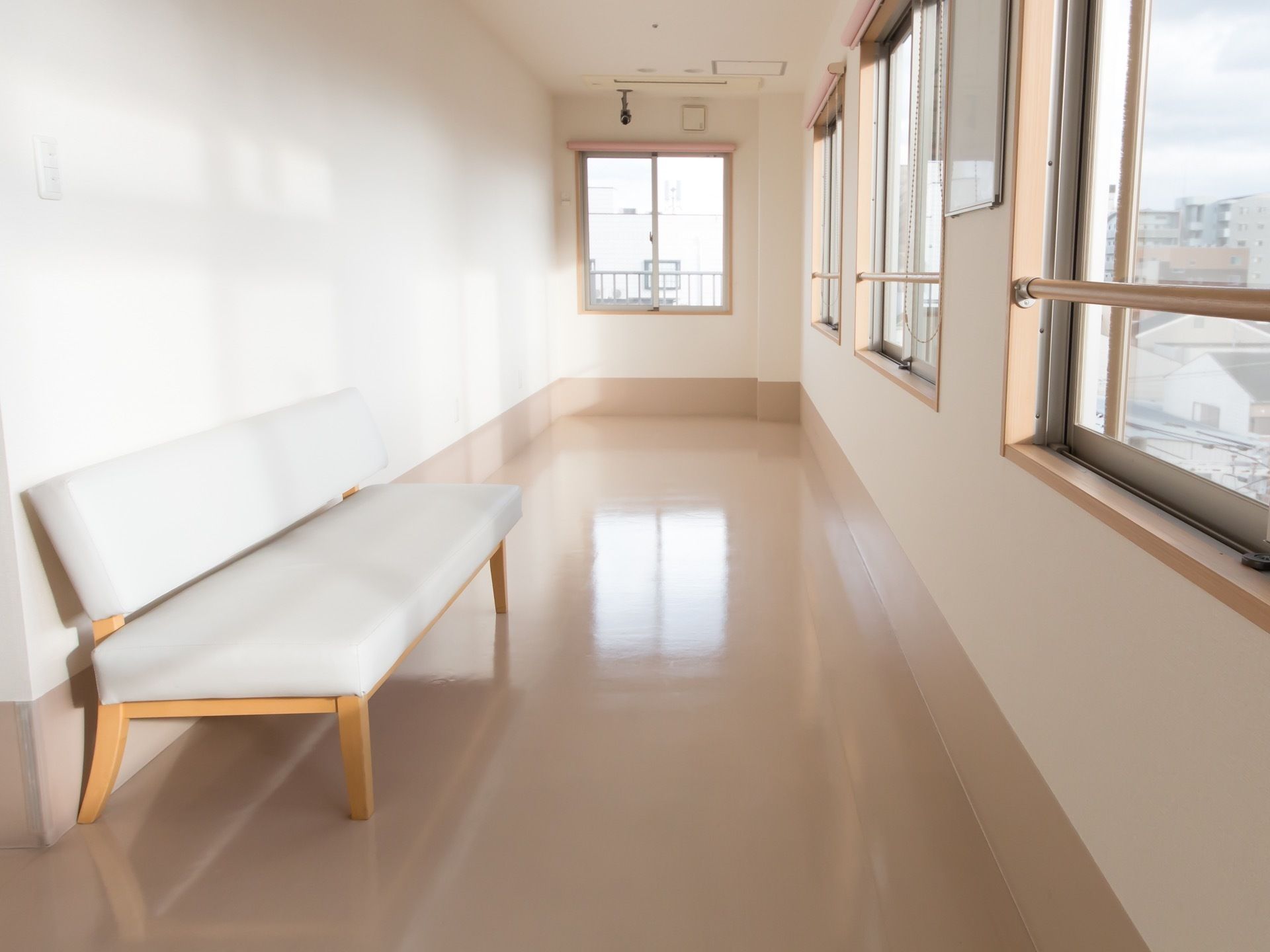 空調の付いた廊下があり、ベンチが置かれている。窓に面しており、日差しが入って明るい空間となっている。