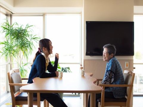 サービス付き高齢者向け住宅 ライフェル駒川の談話室。毎日をより楽しんでいただける環境をご用意しております。入居者様とのご歓談をお楽しみください。