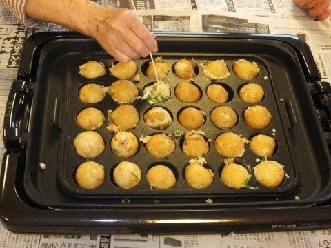 サービス付き高齢者向け住宅 ライフェル駒川のたこ焼きパーティー。レクリエーションにてたこ焼きパーティーを催したときのお写真です。皆様で楽しくたこ焼きを食べました。