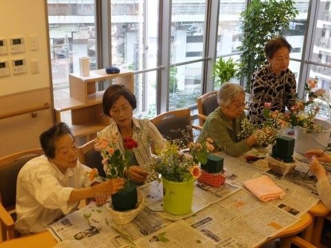 サービス付き高齢者向け住宅 ライフェル駒川のフラワーアレンジメント。手先を使った作業はリハビリにも効果的です。是非ご利用ください。