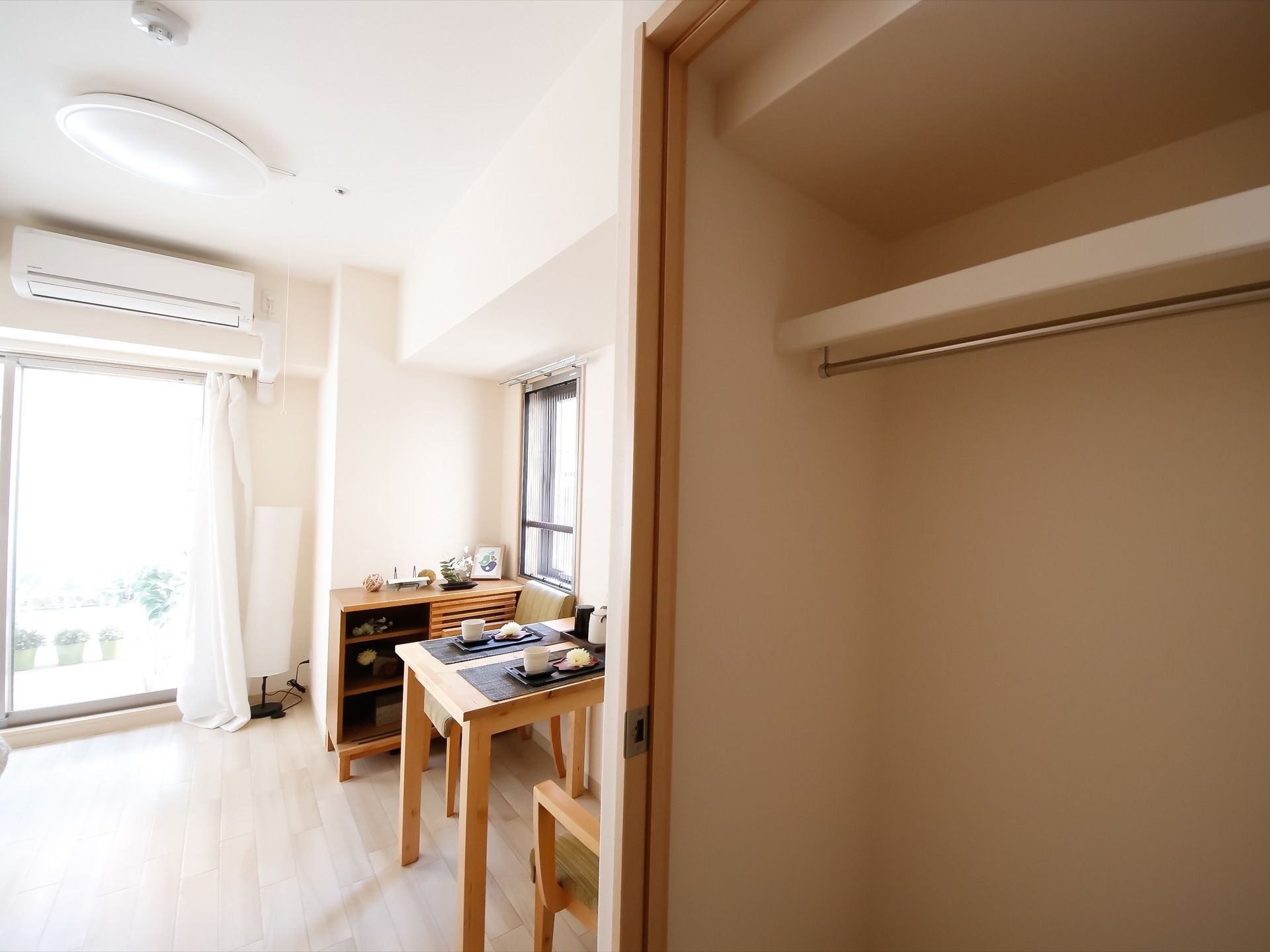 居室に完備されている備え付けクロ―ゼットである。片開き折り畳み式扉が設置されている。中は上下段に分かれ、ポールが取り付けられている。