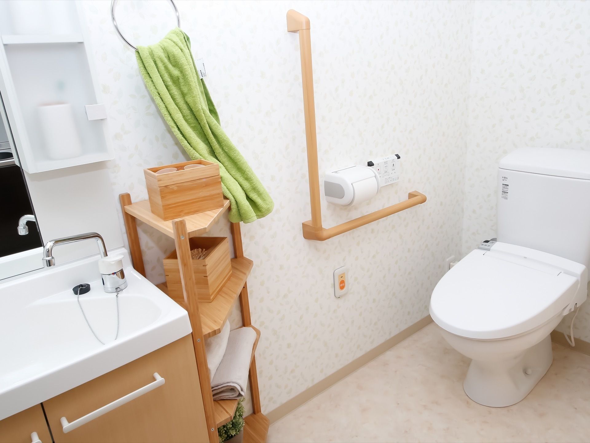 同スペース内にトイレと洗面化粧台が完備されている。手すりや呼び出しブザーが設置され安全対策がとられている。