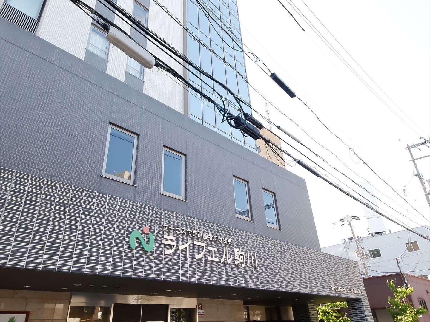 建物の正面には大きく施設の名前が書かれている。外観がとても綺麗である。入口のドアは自動開閉式である。駐車場もある。