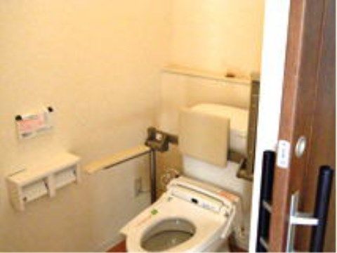 シェアグレイス商栄のトイレ。車いすのままご使用いただけます。手すりもついているので簡単にご使用いただけます。