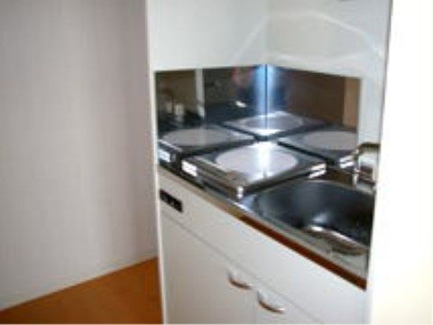 シェアグレイス商栄の居室内キッチン。IHを使ったコンロとなっておりますので、高齢者の方々にも安心してご使用いただける環境となっております。