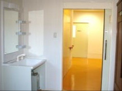 シェアグレイス商栄の居室内浴室。お一人での入浴も安心しておこなっていただける浴室環境となっております。コールボタンで緊急時も安心です。