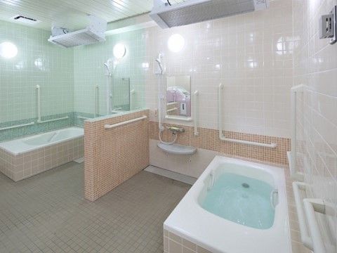 浴室内には、２か所の入浴スペースが用意されている。それぞれに暖房器具、シャワー、手すりを設置している。