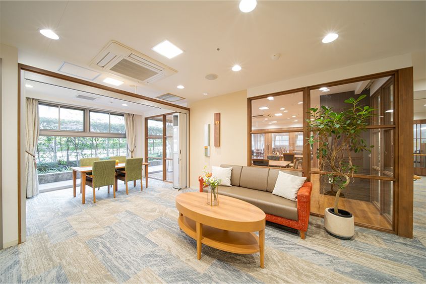 ティールームの左側の壁には丸い形の時計が設置されており、入居者様はいつでも時刻を確認することが可能である。