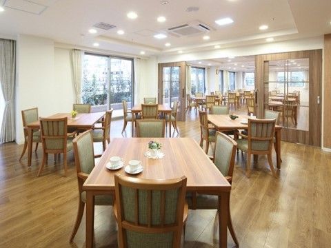 ダイニングにはテーブルと椅子が数多く設置されているため、込み合うことがなく入居者様はゆったりと食事することができる。
