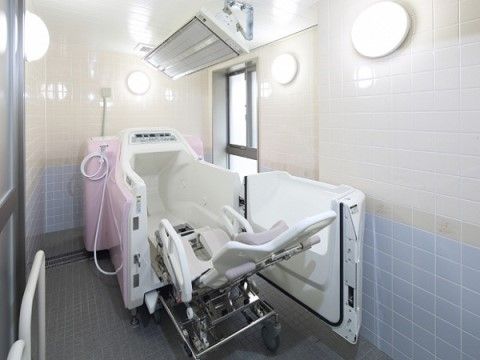浴室には介護浴槽が設置されている。入居者様は椅子に座り専用の浴槽に移動することにより、入浴することができる。