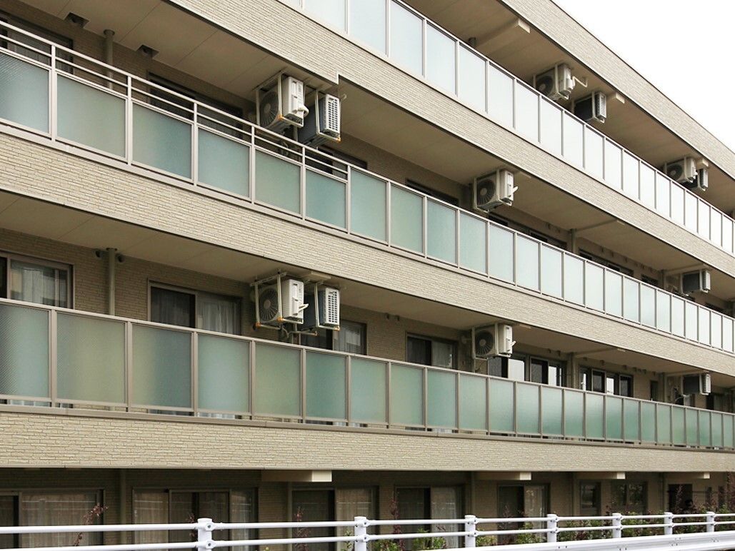 ルーフバルコニーは、強度があるしっかりとしたスリガラスで囲まれており、外部から見えにくくプライバシーも確保されている。