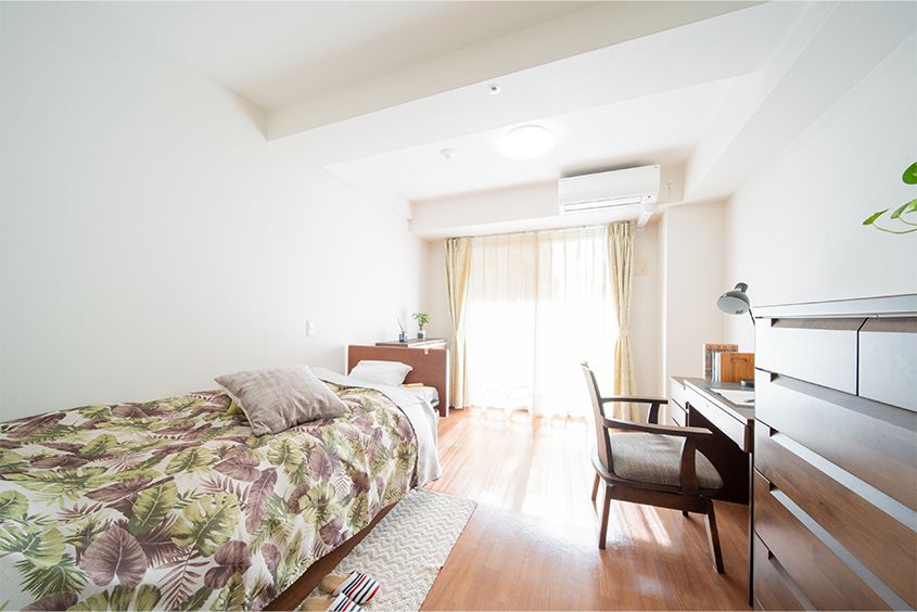 ダイニングにはテーブルと椅子が数多く設置されているため、込み合うことがなく入居者様はゆったりと食事することができる。