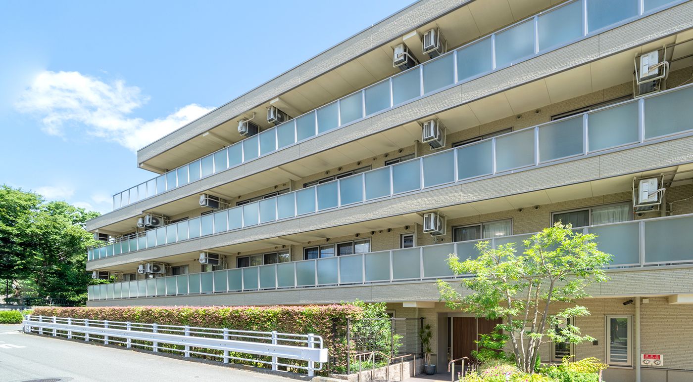 居室に設置されたルーフバルコニーには、エアコンの室外機が吊下げ式で固定されており、省スペース化されている。