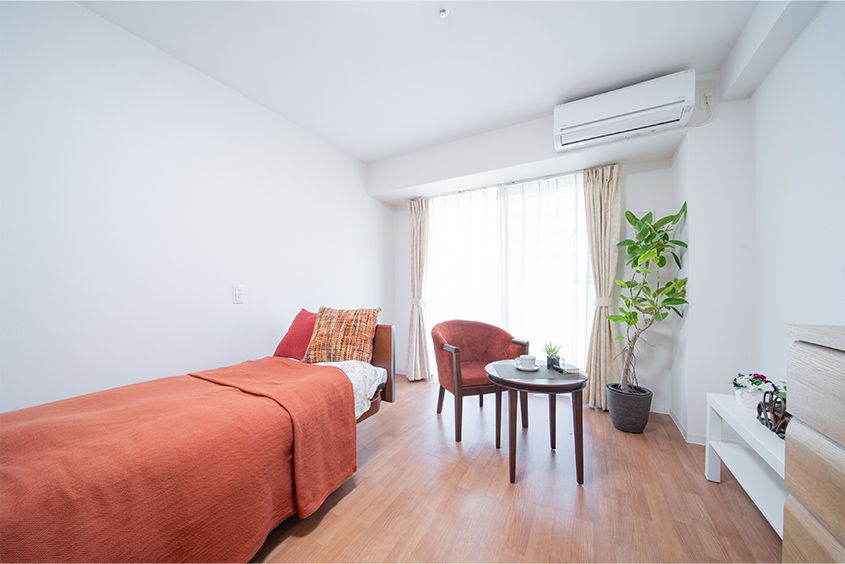 居室には収納ダンスが設置されており、引き出しが複数あるため、バスタオルや洋服などの衣類を整理して収納することができる。